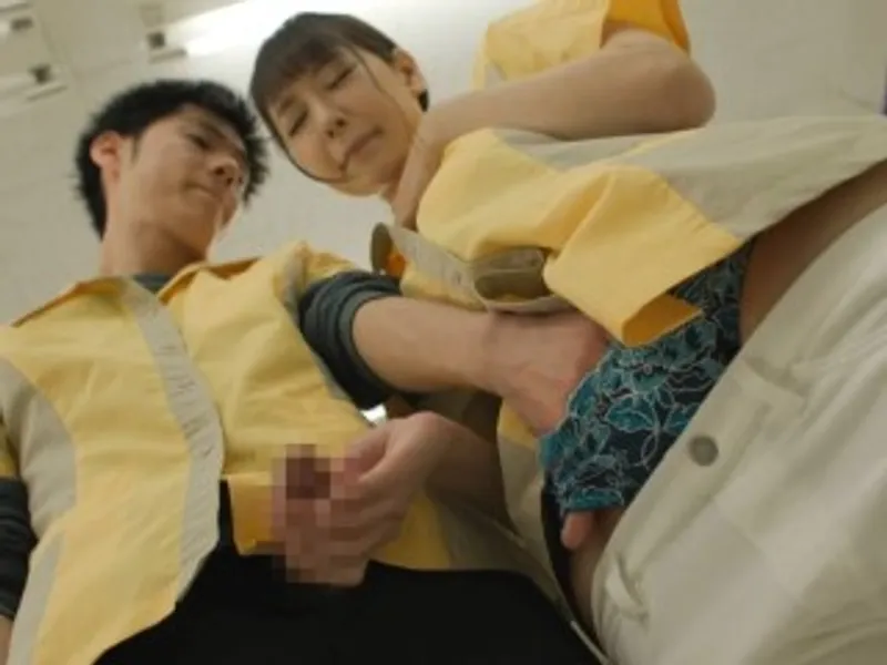 điên cuồng nện đồng nghiệp nữ làm chung công ty dam dang trong siêu thị mini